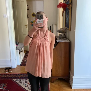 Rosa blus ifrån zara - Rosa blus ifrån zara i bra skick förutom att en knapp bakom nacken har gått av 