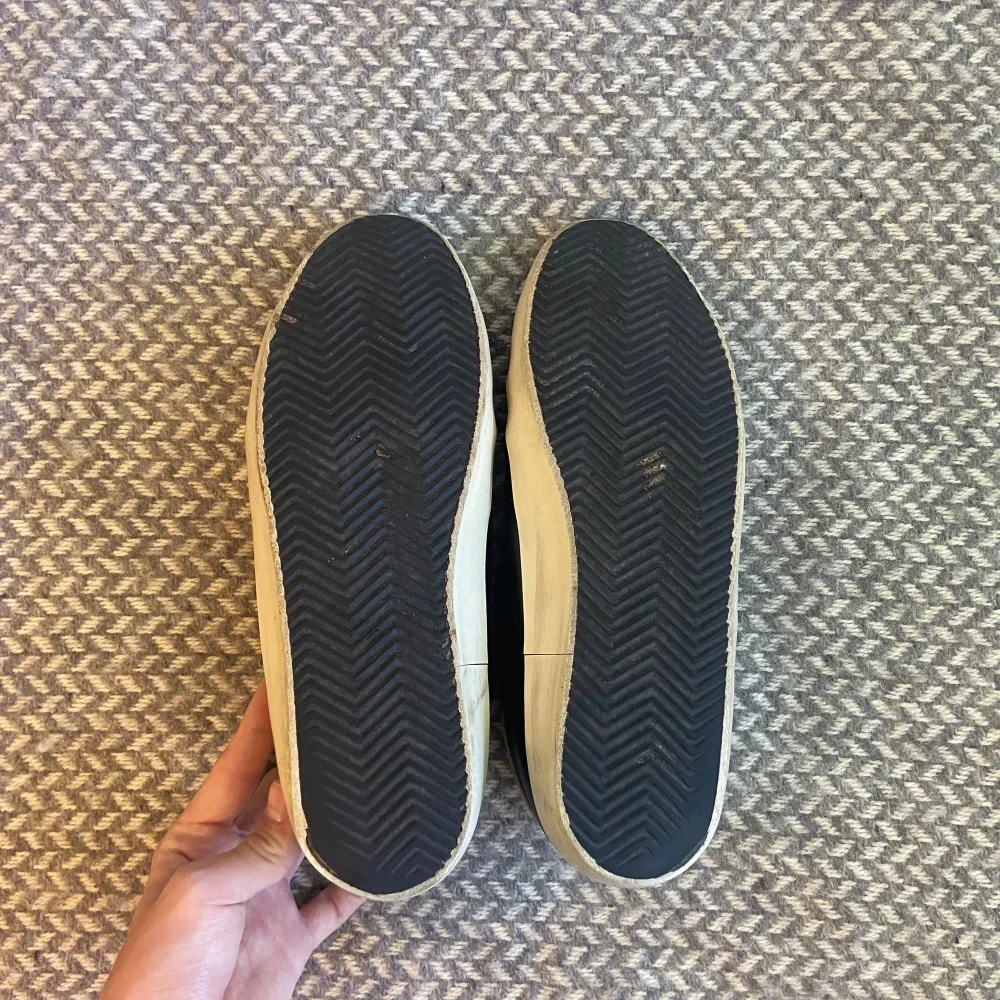 Säljer dessa fräscha svarta Golden goose skor i storlek 43. Skorna är i bra skick 7/10. Lite slitningar på hälarna (bild 3) samt Lädert har släppt lite från sulan (bild 5). Endast skorna ingår. Självklart autentiska. Hör gärna av dig vid frågor😉👊🏽. Skor.