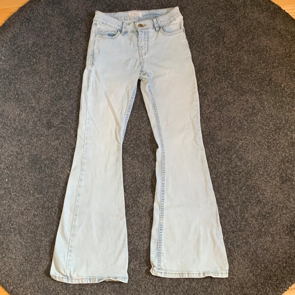 Ett par ljusblå bootcut jeans från Lindex💞De är low waist/ mid waist. Jeans & Byxor.