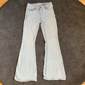 Ett par ljusblå bootcut jeans från Lindex💞De är low waist/ mid waist