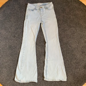 Bootcut low waist jeans - Ett par ljusblå bootcut jeans från Lindex💞De är low waist/ mid waist