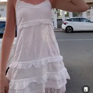 Såå fin vit kort klänning, bra skick!