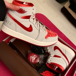 Jordans  - Jordans som nya, använda endast 2 gng då jag förstod att de va för småa. Superfina dam Jordans. 