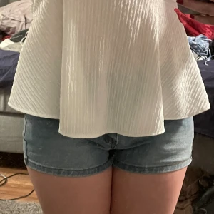 Shorts - Midwaist shorts, aldrig använda nyttskick.  Midjemått: 70cm Höftmått: 87cm Längd: 27cm  Skriv om ni har några frågor🫶