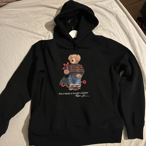 polo Ralph lauren bear hoodie  - Tröjan köptes i julas, den är använd fåtal gånger, nyskick inga fläckar eller defekter och den är i storlek M, Ny pris 2500 Mitt pris 1300. Priset kan diskuteras. 