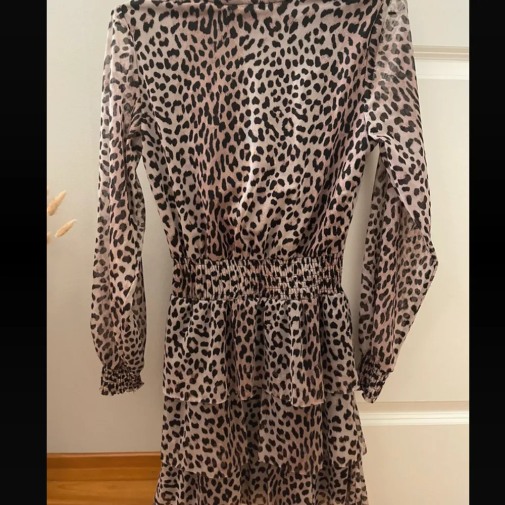 En jättefin leopard mönstrad klänning 💗💗. Klänningar.