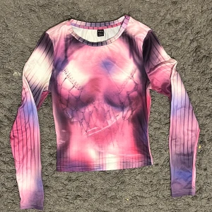 Unik tröja från SHEIN  - Tröjan är från SHEIN och säljer den eftersom , den är inte min stil längre och den har aldrig används ! ❤️