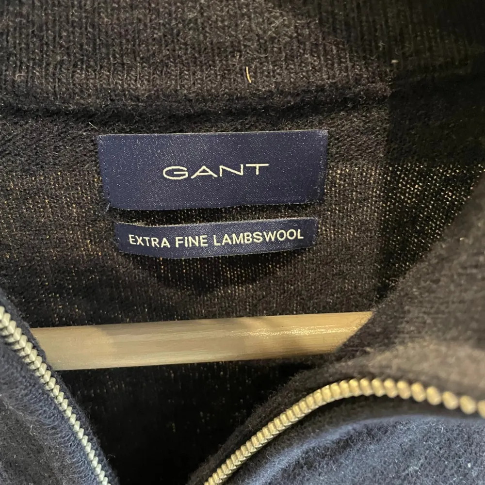 Säljer nu denna feta Gant zip tröja i strl s, skick 8/10 använd väldigt sällan och inga defekter finns, är öppen för byten och priset kan diskuteras 😃. Hoodies.