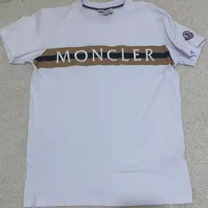 Vit Moncler t-shirt Skick 8/10 Helt ren och knappt använd T-shirt perfekt för sommar Kan fixa fler bilder!!! 