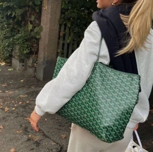 INTRESSEKOLL! - Intresse koll på denna jätte snygga goyard väskan💘 Den är använd några gånger men har inga defekter! (Inte äkta) Kan även tänka mig att gå ner i pris