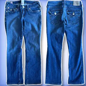 Ett par jätte fina straight True religion jeans i ett jätte fint skick!  Hör av dig ifall du har frågor!💙 (Dem är smått uppsydda)