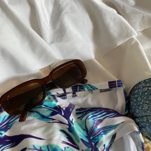 Somrig bikini/ topp🌸 - Bikini sett med topp och underdel. Överdelen fungerar även som topp🙌 Använd fåtal gånger.  Storlek S men skulle säga XS