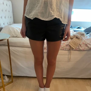  läder shorts - Säljer dessa så fina, coola och populära lädershortsen från zara🥰
