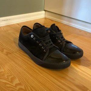 Lanvin skor - Säljer dessa sjukt eftertraktade Lanvin suede black skor till ett mycket bra pris! Storlek UK 8 vilket motsvarar 43! Skorna är i bra skick och är sparsamt använda. Hör av er vid intresse!