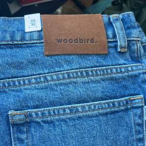Helt nya jeans från woodbrid! Fick i present för ca 1 år sen men aldrig använda, sitter lite mer åt regular/ baggy   Nypris runt 900kr