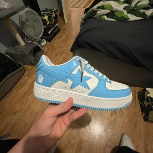 Bape star skor  - Jag säljer ett par snygga  nytvättad blå bape star skor. Dom är i perfekt skick.  Storlek 42 men jag som 44 kan ha på mig dom så stor i storleken. Skriv till mig för mer information.