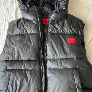 Hugo Boss väst - Hugo boss väst säljes eller bytes. Stl L Helt ny Använd 1 gång Bra passform Nypris 3199:- Köpt på boozt Mitt pris 2000 Kan gå ner i pris vid snabb affär men byte är intressant också. 