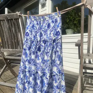 Super fin sommar kjol till sommaren!💙💗Storlek M men skulle säga att den passar perfekt för S också!