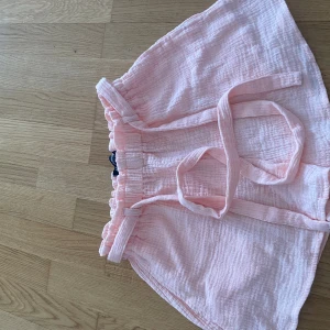Söta rosa linne shorts  - Säljer denna supersöta shortsen i storlek S!! 💕 Väldigt sköna och är i mycket bra skick (:  Perfekt inför sommaren !! Köpt från Korea(:  Kommer skicka den direkt imorgon om du köper den idag((: