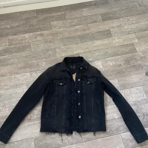Jeans jacka  - Hej! Säjer denna jacka jag precis köpt på Sellpy, säljer pga att den inte passade mig! Den är i fint skick med lappen kvar, väldigt snygga och passar bra nu när det är lite varmare!!