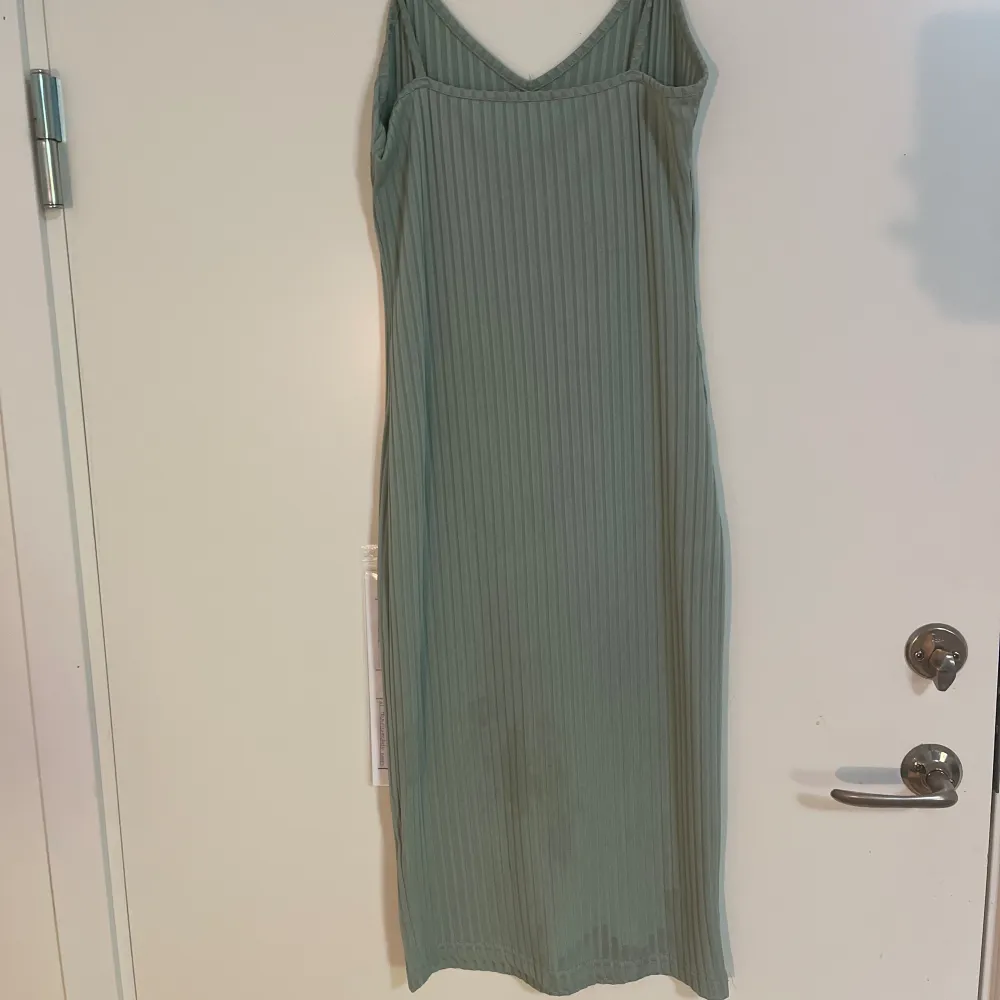 Grön klänning i storlek S från Shein. Nått litet märke vid slutet (går nog att tvätta bort) Annars i bra skick😀. Klänningar.
