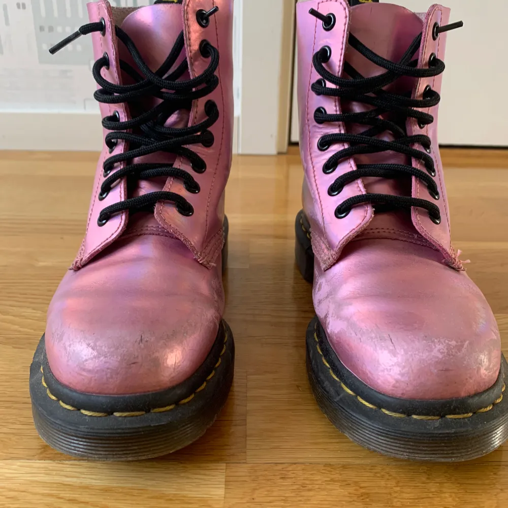 Äkta dr martens skor i rosa färg. Om fler bilder behövs kan jag skicka dem, priset kan diskuteras :). Skor.