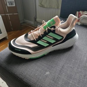 Adidas ultraboost 22 Cold.Rdy 2.0 - Helt nya, oanvända Adidas ultraboost 22.  Storlek 48 men är väldigt små i storleken. Jag har 45 i vanliga fall och dom passar perfekt Först till kvarn!