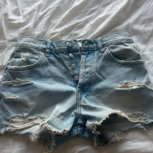 Zara shorts  - Säljer dessa snygga shorts från zara💗 dom är i nyskick aldrig använda och har inga defekter 💗