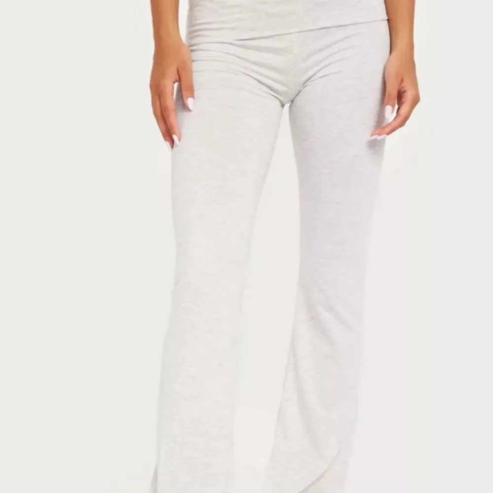 Säljer dessa yoga pants från Nelly som är nästan oanvända liten defekt på sidan annars som nya😇. Jeans & Byxor.