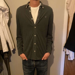 Morris skjorta - Grå morris skjorta i storlek M, bra skick! Nypris ca 1200