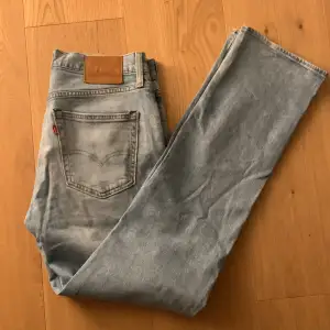 Tja säljer dessa ljusblåa Levis jeans i modellen 514. Storleken är W32 L34. Skick 9/10. Nypris 1300kr, mitt pris endast 199kr