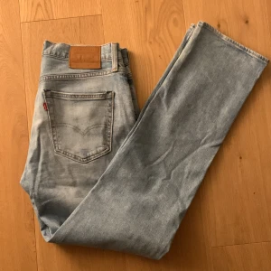 Levis jeans - Tja säljer dessa ljusblåa Levis jeans i modellen 514. Storleken är W32 L34. Skick 9/10. Nypris 1300kr, mitt pris endast 199kr