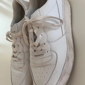 Vita sneakers  - Säljer dessa vita sneakers från Din Sko, köpta för ett par år sedan men endast använda 2-3 gånger. Storlek 40.