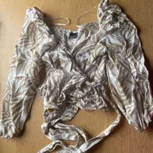 En så fin croppad wrap tröja från Gina tricot. Knappt använd🌸