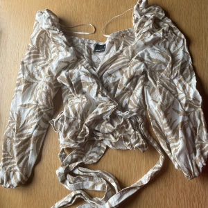 Wrap tröja - En så fin croppad wrap tröja från Gina tricot. Knappt använd🌸