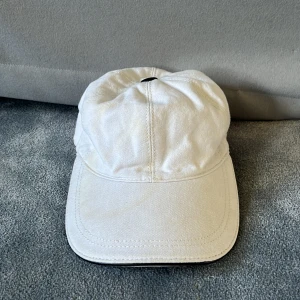 Moncler keps - Moncler keps  Storlek M Fraktar samma dag som köp Bättre pris vid snabb affär!