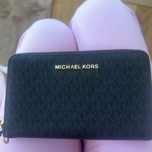Mikael kors plånbok - Den är helt ny aldrig använd Mått : längd 17 Höjd: 10