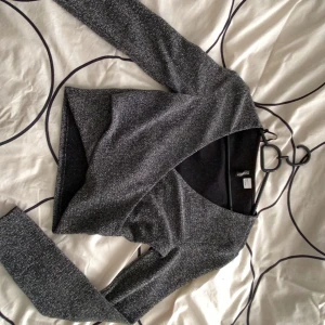 Glittrig festtopp - Säljer nu en jätte fin festtopp. Den är från h&m och är endast använd ett fåtal gånger. Väldigt fint skick. Den är i strl S