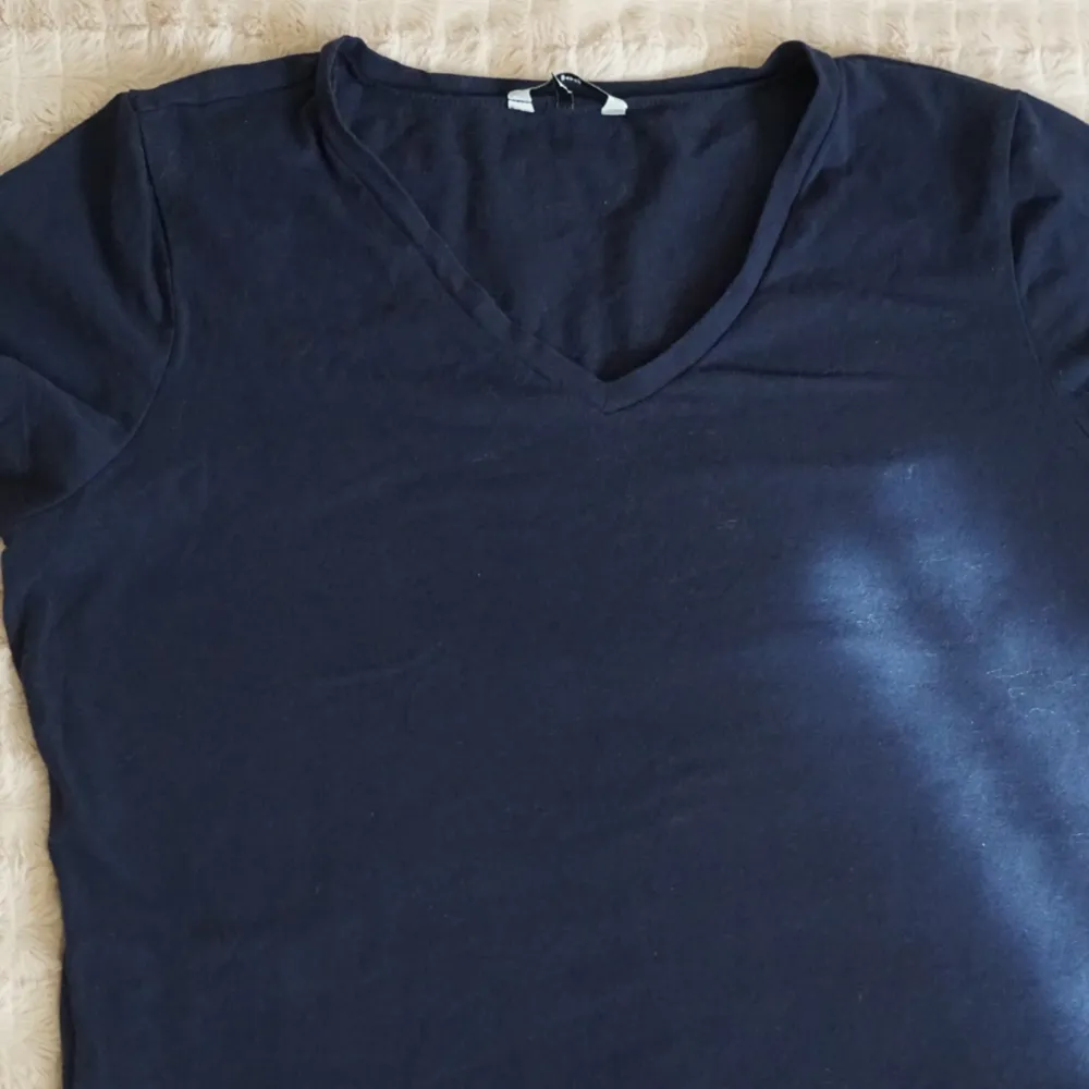 Marinblå T-shirt med liten V-ringning. Andvänd fåtal gånger. . T-shirts.