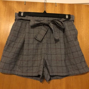 Rutiga paperbag shorts - Nyskick  Resor på rygg