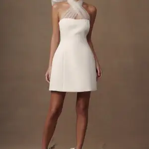 Oanvänd kort vit klänning i storlek M