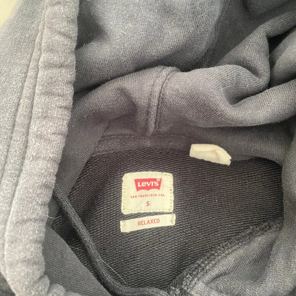 Säljer denna sköna Levi’s hoodie som bara är använd fåtal gången🌟Nypris 800kr. Hoodies.