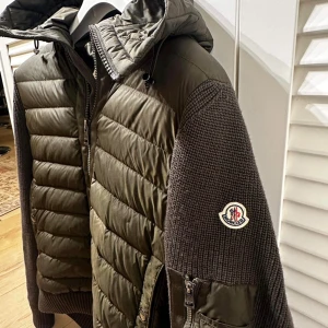 Moncler cardigan  - Storlek L passar M/L  Den är äkta!! äkthetsbevis kan visas  vid begäran. Bra skick  