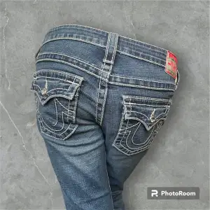 BILLY lätt utsvängda true religion jeans 😻 med diamanter som glänser (mer än vad bilderna visar)😺 mått: midja 38cm, innerbenslängd 71cm