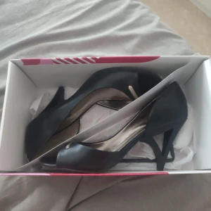 Klackskor  - Supersnygga klackskor, köpta för 549kr i storlek 39.🥰 aldrig använda. Skriv vid funderingar 