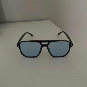 Somriga solglasögon i bra skick! - Ett par solglasögon som passar till alla! Perfekt till sommaren! Pris kan diskuteras. 