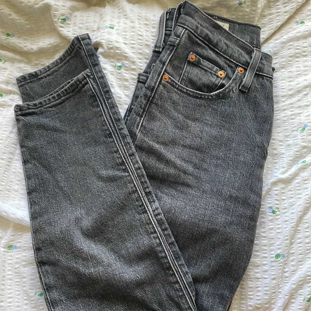Jättefina Levis jeans som tyvärr var för små, (köpta på plick). Superbra kvalite, inga defekter. 💖w24 L26. Jeans & Byxor.
