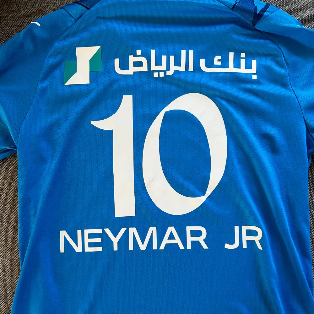 Säljer denna sjukt efterfrågade Neymar tröjan, använd 1-2 gånger, inga defekter🔥🤝Pris kan diskuteras vid snabb affär!. T-shirts.