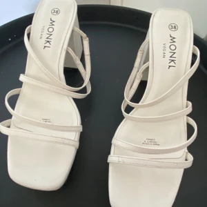 Skor - Behöver en tvätt pga att de har legat i ungefär ett år❤️ inga defekter, använda en gång i ca 2h❤️