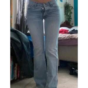 vintage jeans i flare modell från H&M Divided, storlek M. De är uppsydda och midjan är lite insydd bakifrån (går att sprätta upp).  Mått: midja rakt över 36, innerben 69